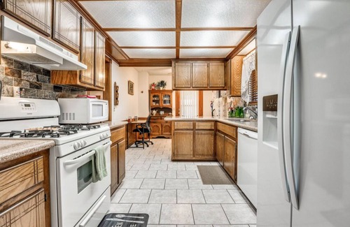 Yukon Casa | 3 bedroom Home in Yukon!