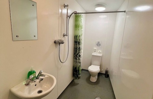 Exmouth Cabina | 3 Bedroom lodge style accommodation, Sleeps 14 with a large kitchen/dinner