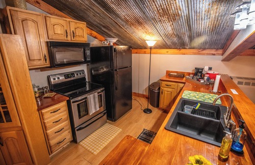 Marshland Apartamento | 3-bedroom Lodge with Incredible Game Room and Bar!