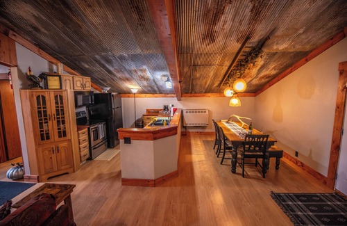Marshland Apartamento | 3-bedroom Lodge with Incredible Game Room and Bar!