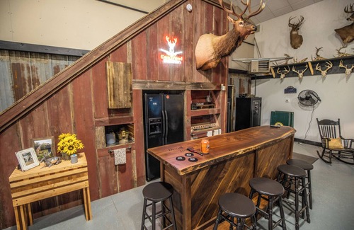 Marshland Apartamento | 3-bedroom Lodge with Incredible Game Room and Bar!