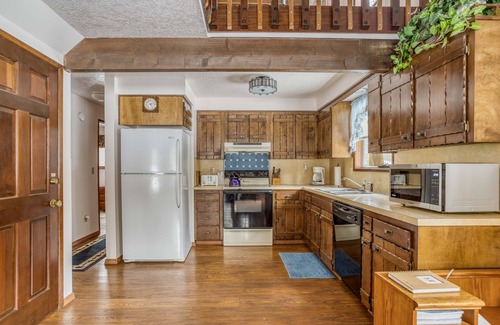 Tennis Village Casa | 3 Bedrooms plus Loft, SHARC Passes and Hot Tub! 2 Fawn Lane