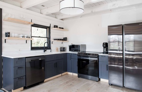 Fletcher Cabina | 3 BR 2 BA Cabin on 8 acres of privacy only 10 miles from Asheville