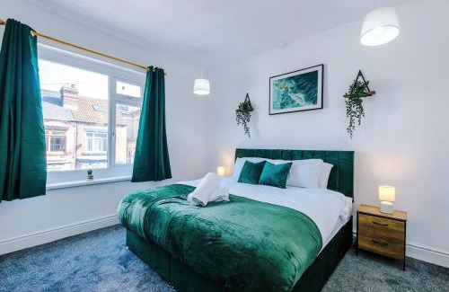 Sheffield Casa | 3 BR House By By Eason Stays Short Lets & Serviced Accommodation Sheffield With Pool Table & Free Parking