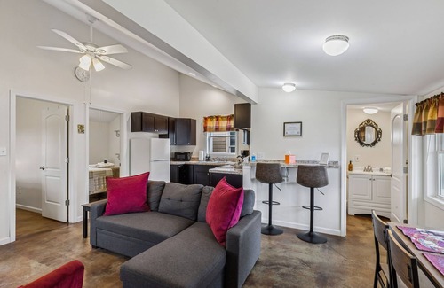 Geneva-on-the-Lake Casa | 3 Charming Cottages on GOTL Strip - Sleeps 10