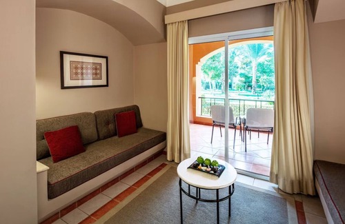 Makadi Bay Complejo | 3 Kid-Friendly Rooms with Balcony and Pool Near Makadi Aqua Park