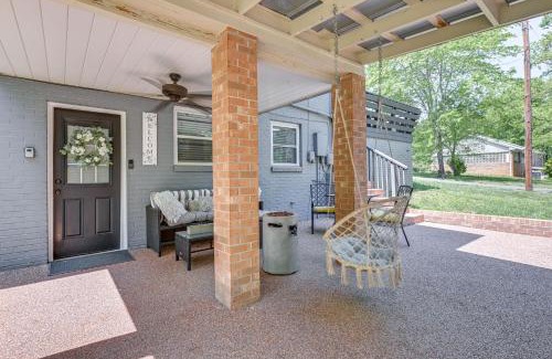 Hickory Apartamento | 3 Mi to Dtwn Hickory Home Base with Patio!