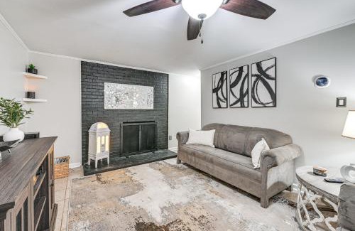 Hickory Apartamento | 3 Mi to Dtwn Hickory Home Base with Patio!