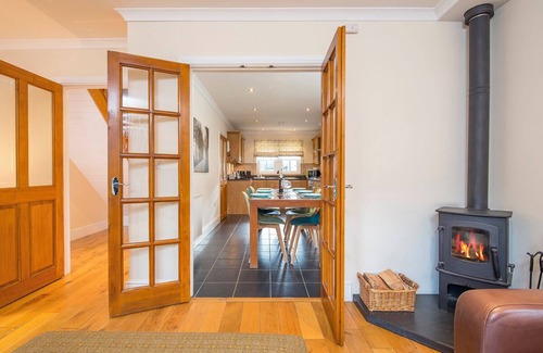 St Davids Cabaña | 3 Stable Yard, Holiday Cottage St Davids, Sleeps 6, 3 bedrooms, bathrooms