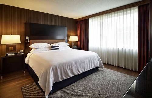 Friendship Heights Hotel | 3 Units near National Zoo | Indoor Pool | Made-to-Order Breakfast
