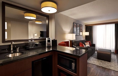 Friendship Heights Hotel | 3 Units near National Zoo | Indoor Pool | Made-to-Order Breakfast