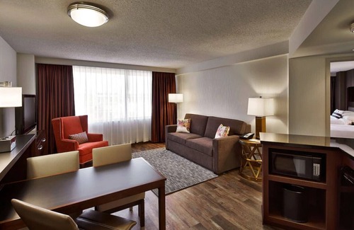 Friendship Heights Hotel | 3 Units near National Zoo | Indoor Pool | Made-to-Order Breakfast