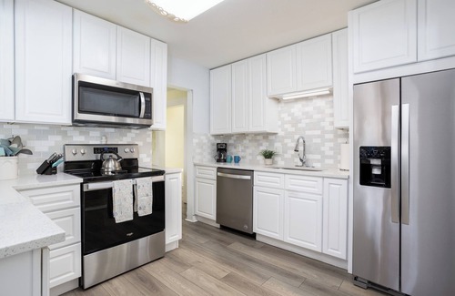 Tropic Casa | 3 Units, Sleeps 18, Pool, Pickleball, Basketball, Beaches, USSSA,