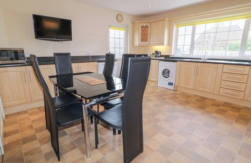 Castlerock Cabaña | 3 WARKE PLACE, pet friendly, character holiday cottage in Castlerock