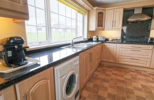Castlerock Cabaña | 3 WARKE PLACE, pet friendly, character holiday cottage in Castlerock