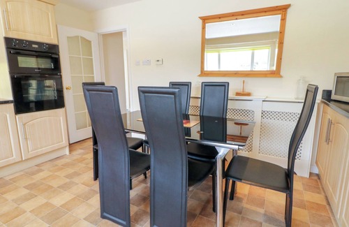 Castlerock Cabaña | 3 WARKE PLACE, pet friendly, character holiday cottage in Castlerock