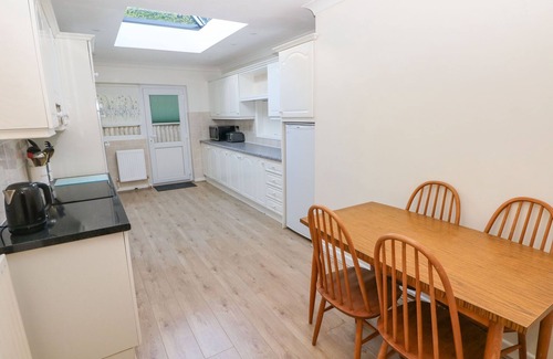 Mumbles Cabaña | 30 LONG SHEPHERDS DRIVE, family friendly in The Mumbles