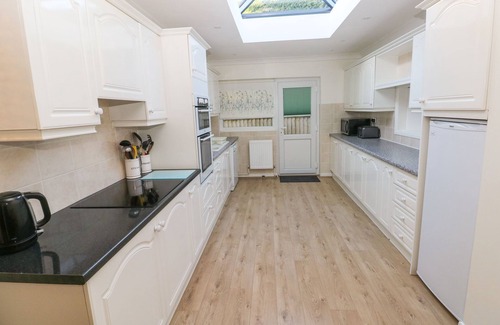 Mumbles Cabaña | 30 LONG SHEPHERDS DRIVE, family friendly in The Mumbles