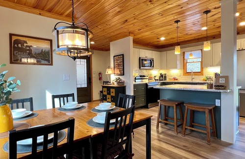 Pigeon Forge Cabina | Privacidad-2 millas a Parkway-King Beds-Pac Man-New Hot Tub-Free WiFi-2 Fireplaces