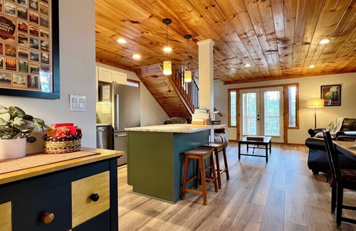 Pigeon Forge Cabina | Privacidad-2 millas a Parkway-King Beds-Pac Man-New Hot Tub-Free WiFi-2 Fireplaces