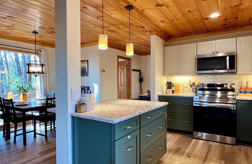 Pigeon Forge Cabina | Privacidad-2 millas a Parkway-King Beds-Pac Man-New Hot Tub-Free WiFi-2 Fireplaces