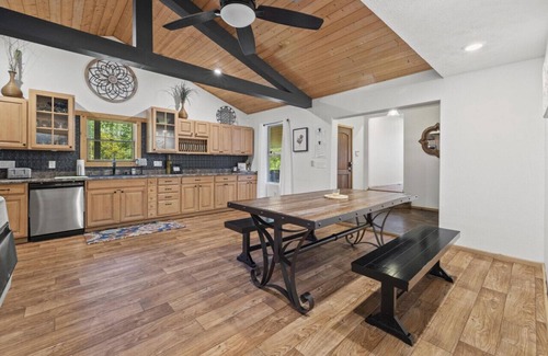 Theodosia Casa | 3200 sq ft Lakeside Retreat with Hot Tub & More - Getaway Ranch