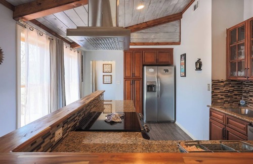 Gatlinburg Cabaña | 3B 2 bath Cottage w Pool Hottub Close to Main st