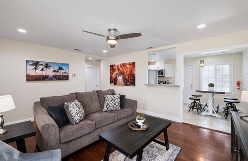 Fresno Casa | 3B/2Bth Clean, Cozy, Convenient