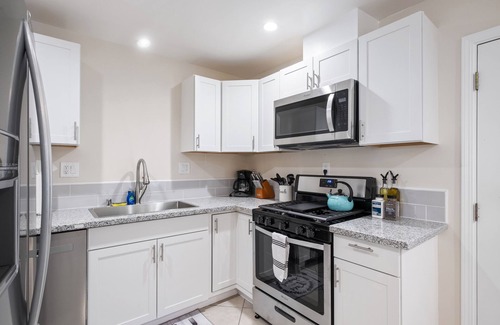 Fresno Casa | 3B/2Bth Clean, Cozy, Convenient