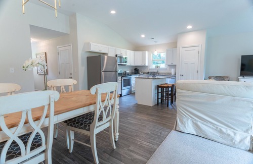 Greer Casa | 3Bed/2Bath Ritzy 3 of 3