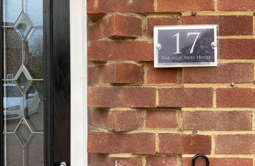 Bracknell Casa | Hide Away House With Hot Tub and Driveway