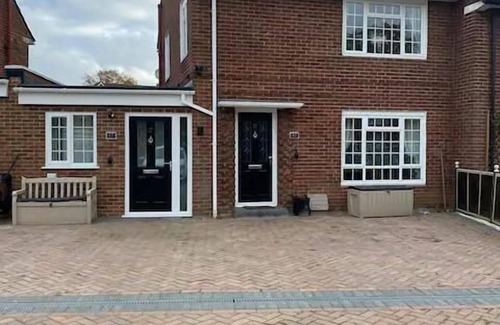 Bracknell Casa | Hide Away House With Hot Tub and Driveway