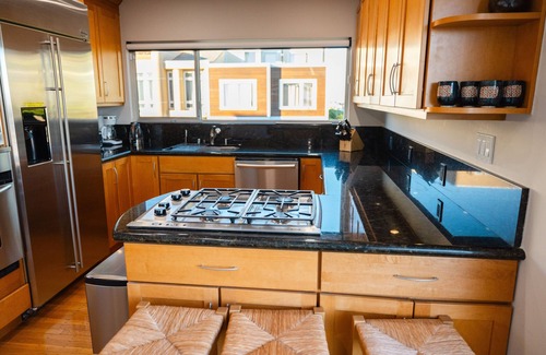 Noe Valley Casa | 2HAB / 2BA, vistas panorámicas, patio, excelente ubicación.