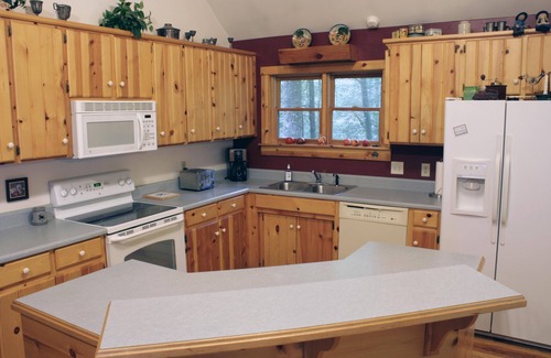 Cashiers Cabina | 3BR / 2BA. MTN cabina- fresca, Rocky Mtn. Corriente. Semana de otoño Prime disponibles