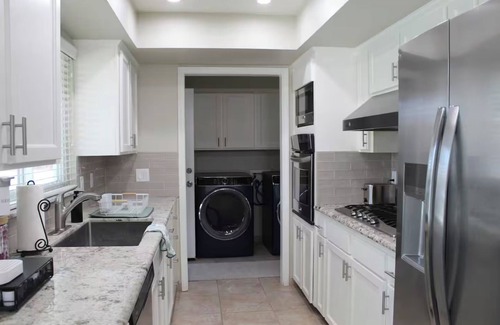 Fresno Casa | 3BR/3BA, Pool, Daybed, Outdoor BA/Shower & Netflix