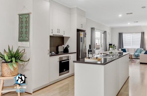 McCracken Casa | 3BR Contemporary Home with Sea Views