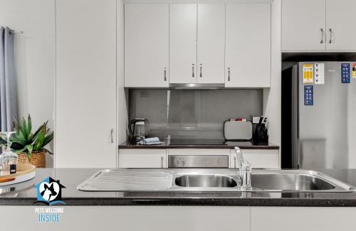 McCracken Casa | 3BR Contemporary Home with Sea Views