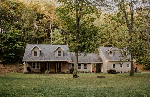 Millmont Cabina | 3BR Cozy Country Cabin w/ Hot Tub near Penns Creek