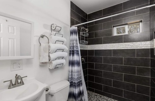 Bakersfield Casa | 3brm Spanish Cottage remodeled