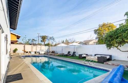 East Whittier Casa | 4/5 BR near Disney w/ pool, jacuzzi, dry sauna, ice bath, and fully equipped gym