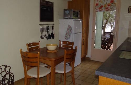Saint-Saturnin-les-Apt Apartamento | 4* air-conditioned gîte in the shade of olive trees, swimming pool overlooking the Luberon.