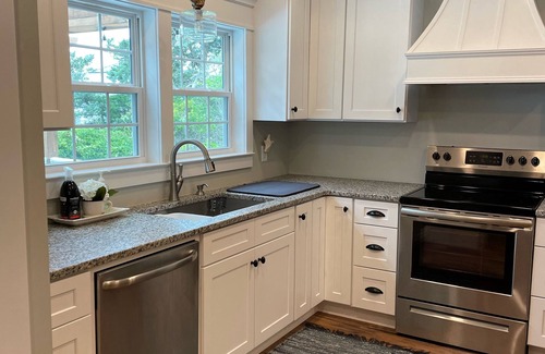 Ocean Isle Beach Cabaña | 4 habitaciones 2 baños * piscina * isla central * calle tranquila bordeada de jardines * pasos de la playa