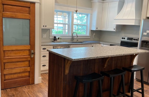 Ocean Isle Beach Cabaña | 4 habitaciones 2 baños * piscina * isla central * calle tranquila bordeada de jardines * pasos de la playa