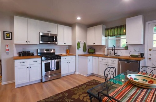 Pittsburgh Casa | 4 Bed Cape Cod | Comfort & Charm Near the City