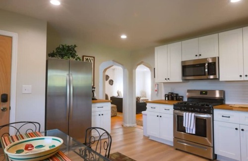 Pittsburgh Casa | 4 Bed Cape Cod | Comfort & Charm Near the City