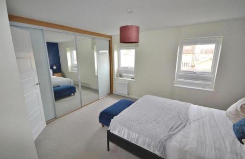 Milton Keynes Casa | 4 Bed House - Sleeps 8 - HotTub - Garden - Parking