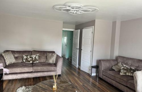 Milton Keynes Casa | 4 Bed House - Sleeps 8 - HotTub - Garden - Parking