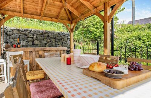 Brecon Casa | 4 Bed in Cray 82529