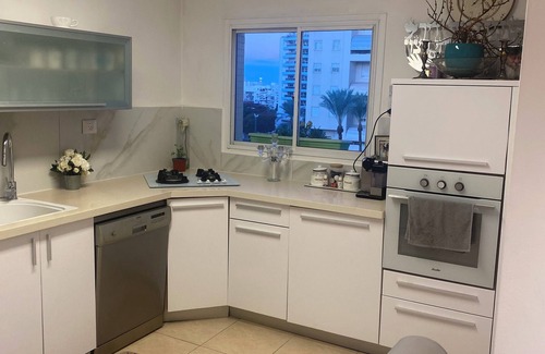 Rishon LeTsiyon Apartamento | 4-bedroom apartment. Clean, with a lot of space, light. next to shopping centre