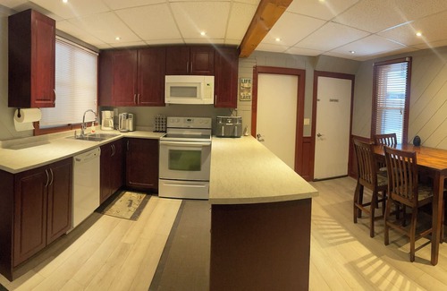 Manitoulin District Casa | 4 Bedroom Cottage On Manitoulin Island - Next to Sandy Beach!